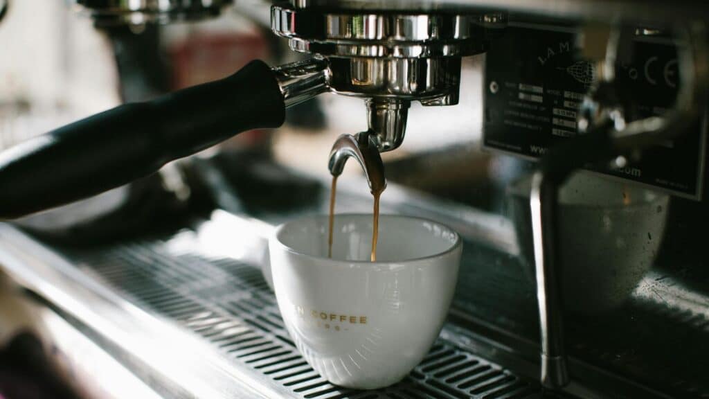 Coffee machine releasing coffee