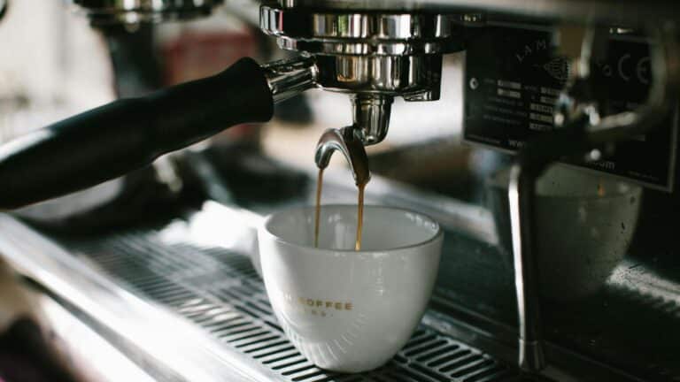 Coffee machine releasing coffee